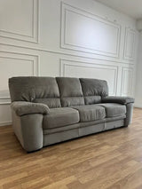 Divano 3 posti PETER in tessuto Krome con struttura in legno, imbottitura ergonomica e design moderno. Disponibile nei colori Cream ed Elephant.