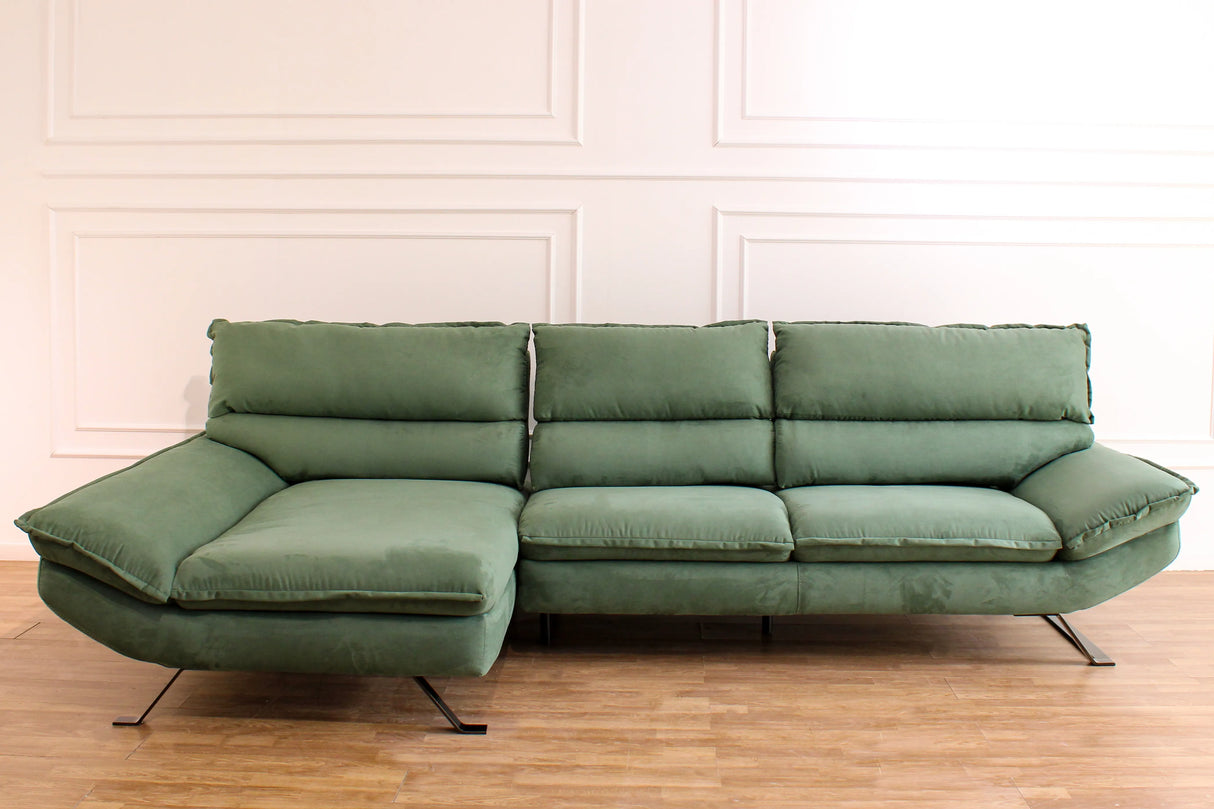 Divano angolare Chicago 304x170 cm con chaise longue, schienali traslanti, rivestimento vellutato e piedini in metallo nero. Eleganza e comfort moderni.

