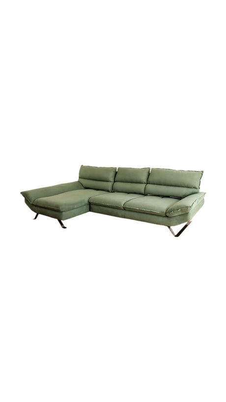 Divano angolare Chicago 304x170 cm con chaise longue, schienali traslanti, rivestimento vellutato e piedini in metallo nero. Eleganza e comfort moderni.

