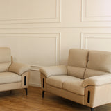 Divano Hilton 2 posti con rivestimento scrivibile, imbottitura confortevole e piedini in metallo. Design elegante e innovativo per ogni soggiorno.
