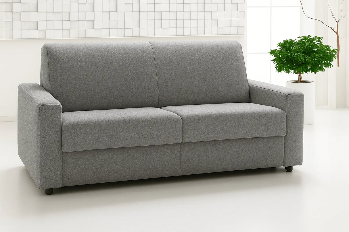 Divano letto in tessuto disponibile in vari colori con materasso alto, rete elettrosaldata, apertura a ribalta, struttura in metallo resistente e vano portacuscini integrato.