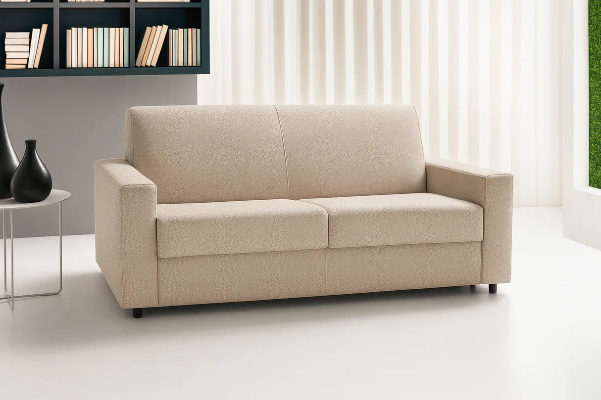 Divano letto in tessuto disponibile in vari colori con materasso alto, rete elettrosaldata, apertura a ribalta, struttura in metallo resistente e vano portacuscini integrato.