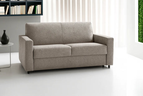Divano letto in tessuto disponibile in vari colori con materasso alto, rete elettrosaldata, apertura a ribalta, struttura in metallo resistente e vano portacuscini integrato.