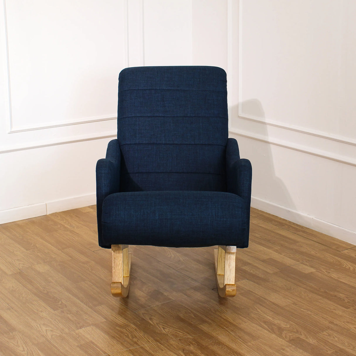 Dondolo Giulietta in legno con schienale ergonomico e rivestimento in cotone. Design classico per interni eleganti e spazi relax coperti.