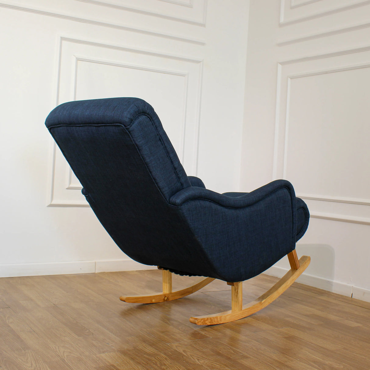 Dondolo Giulietta in legno con schienale ergonomico e rivestimento in cotone. Design classico per interni eleganti e spazi relax coperti.