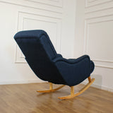Dondolo Giulietta in legno con schienale ergonomico e rivestimento in cotone. Design classico per interni eleganti e spazi relax coperti.