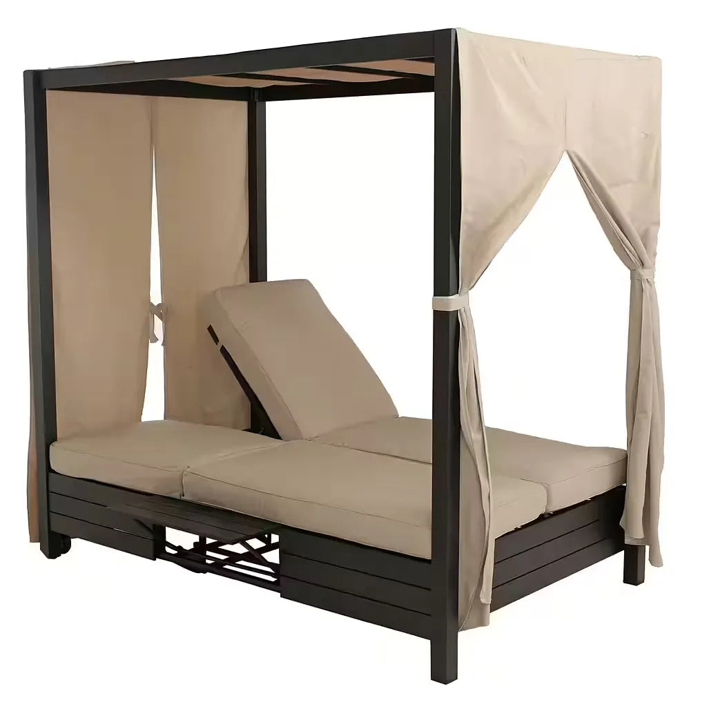 Lettino da giardino con struttura cabana e tende laterali, posizionato a bordo piscina al tramonto in ambiente elegante e rilassante