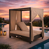Lettino da giardino con struttura cabana e tende laterali, posizionato a bordo piscina al tramonto in ambiente elegante e rilassante