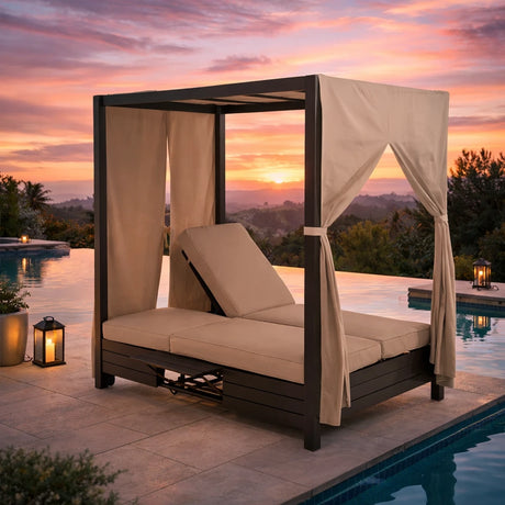 Lettino da giardino con struttura cabana e tende laterali, posizionato a bordo piscina al tramonto in ambiente elegante e rilassante