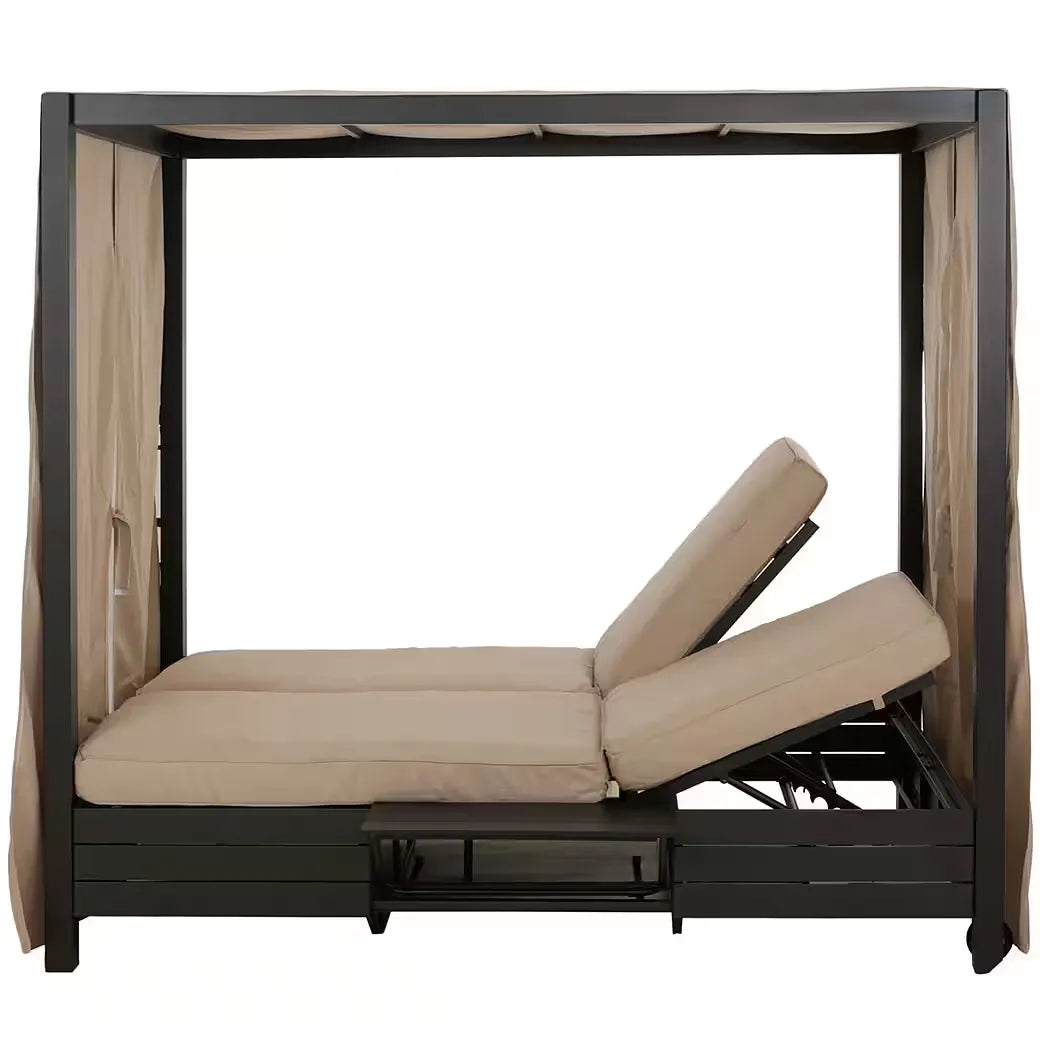 Lettino da giardino con struttura cabana e tende laterali, posizionato a bordo piscina al tramonto in ambiente elegante e rilassante