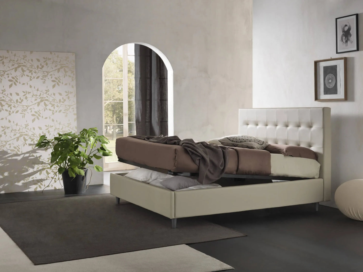 Letto New York imbottito con contenitore salvaspazio, testata trapuntata e piedini alti. Rete a doghe, materiali resistenti e design moderno.