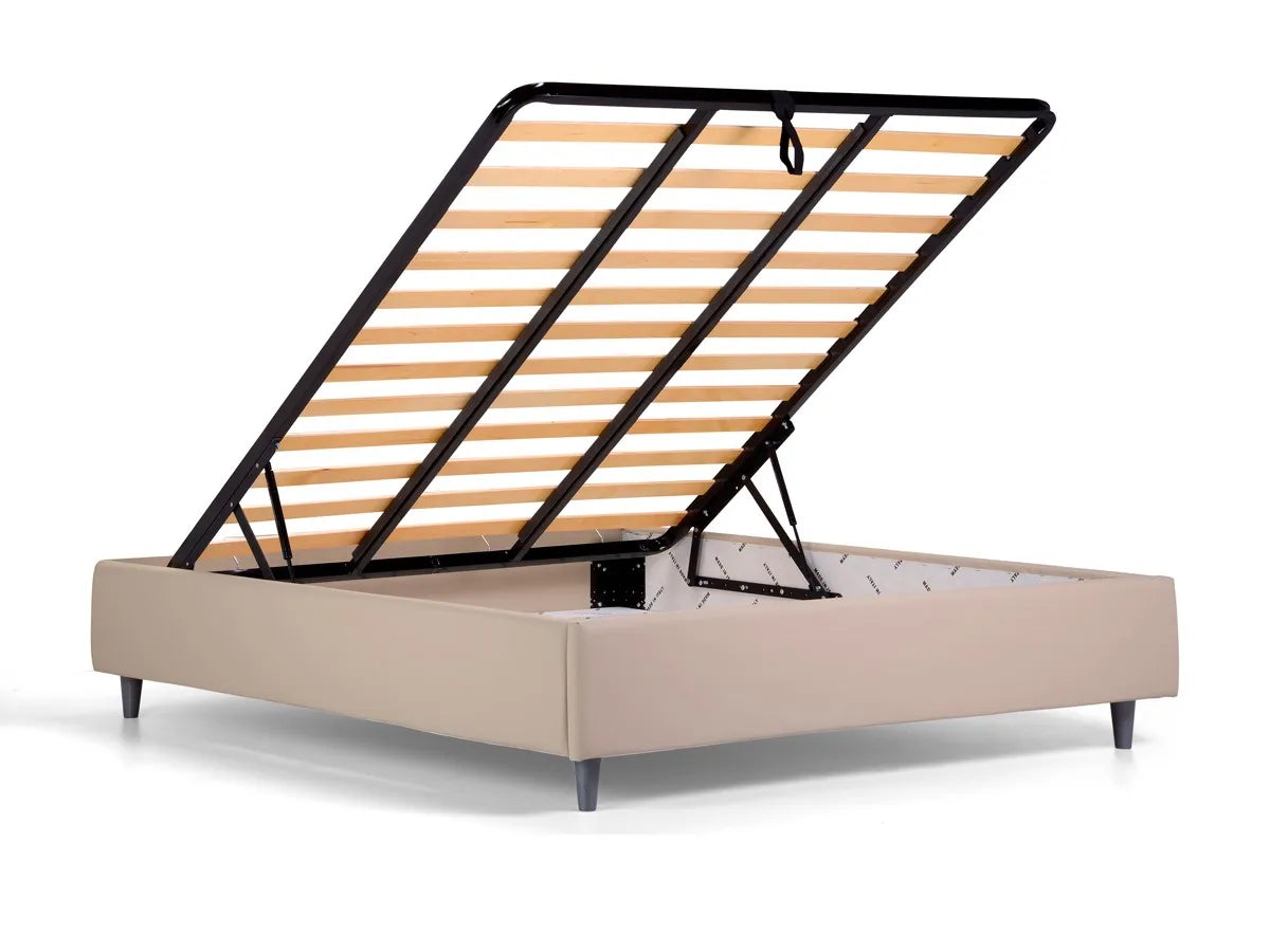 Letto New York imbottito con contenitore salvaspazio, testata trapuntata e piedini alti. Rete a doghe, materiali resistenti e design moderno.