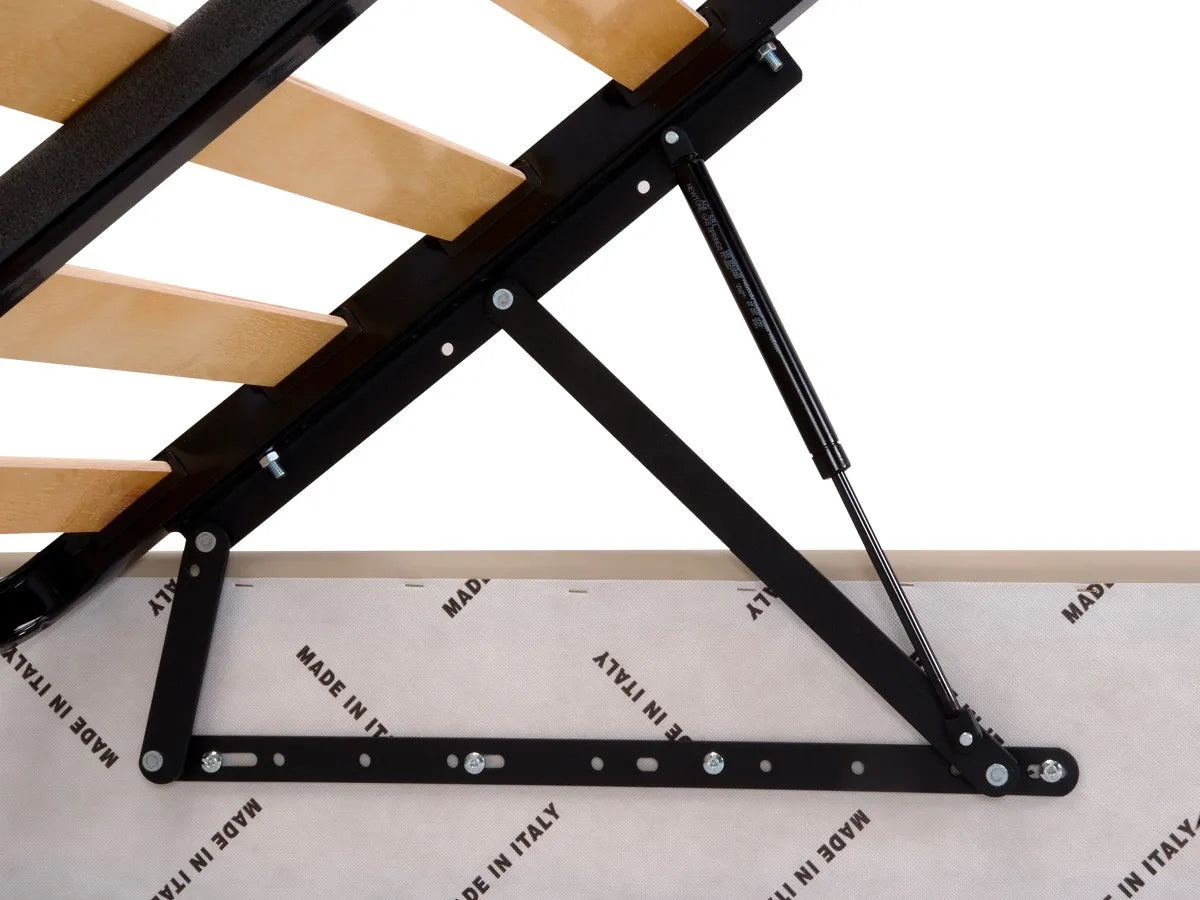 Letto New York imbottito con contenitore salvaspazio, testata trapuntata e piedini alti. Rete a doghe, materiali resistenti e design moderno.
