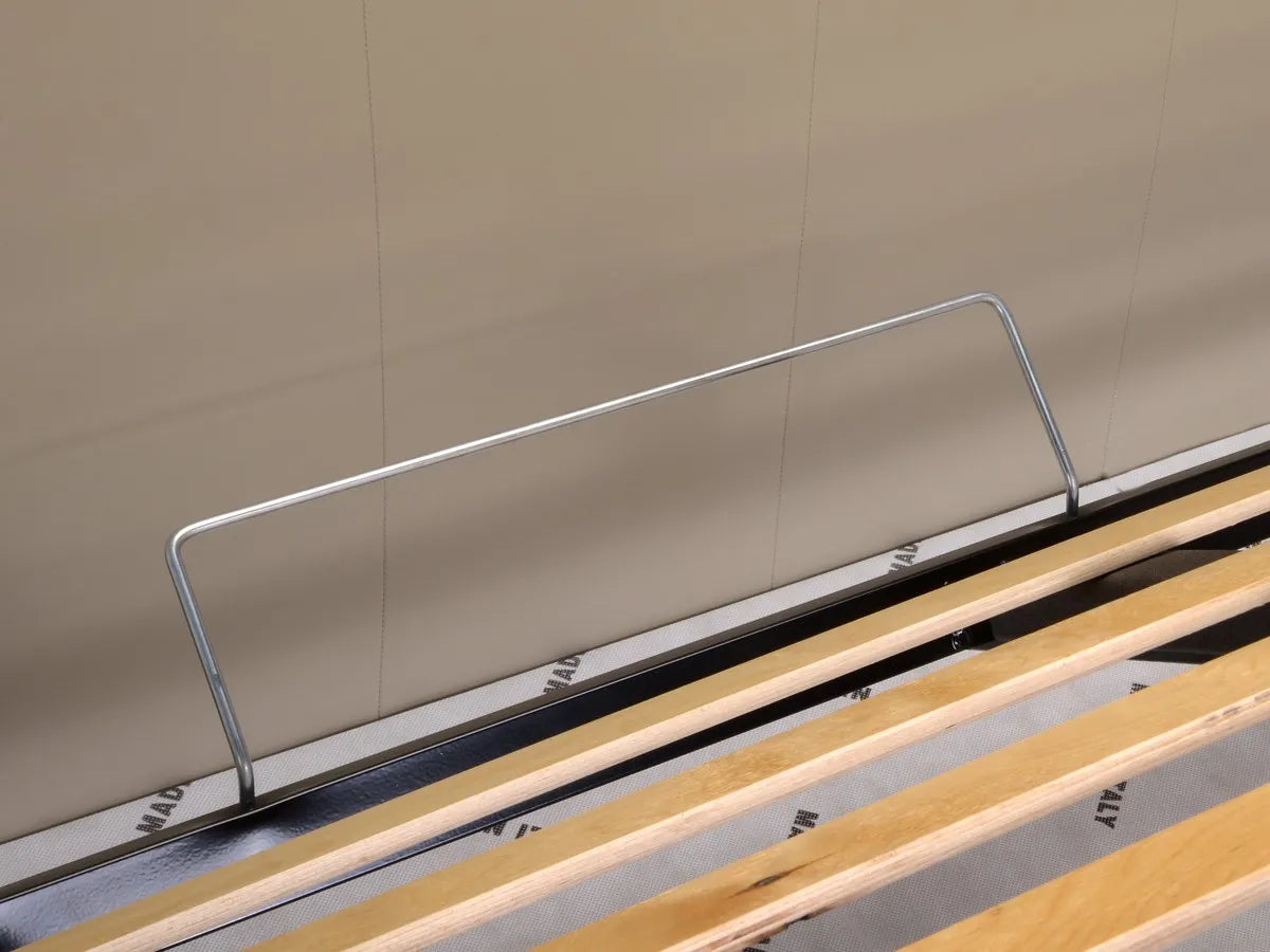 Letto New York imbottito con contenitore salvaspazio, testata trapuntata e piedini alti. Rete a doghe, materiali resistenti e design moderno.