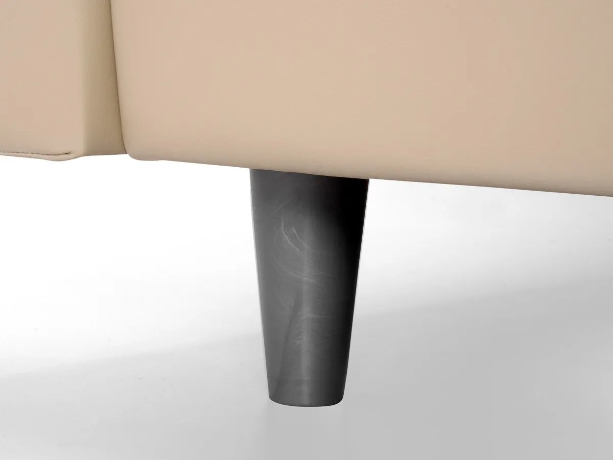 Letto New York imbottito con contenitore salvaspazio, testata trapuntata e piedini alti. Rete a doghe, materiali resistenti e design moderno.