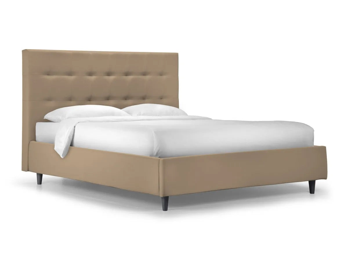 Letto matrimoniale New York con contenitore, testata imbottita e rivestimento in tessuto vegan. Design moderno ed etico per camere eleganti e pratiche.

