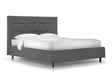 Letto 1 piazza e mezza New York con contenitore salvaspazio, testata trapuntata e piedini alti. Rete a doghe, materiali resistenti e design moderno.

