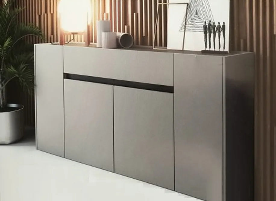 Madia Maya finitura Congo e Zonda con ante lineari e dettaglio orizzontale.