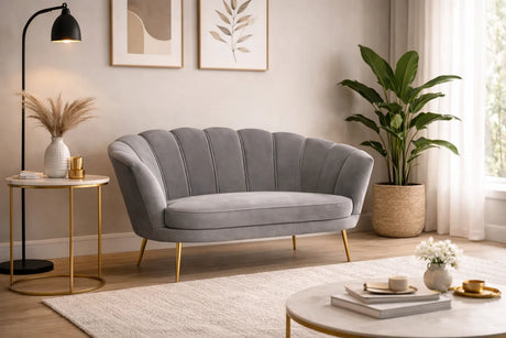 Divano due posti Orel in velluto grigio con struttura a conchiglia e piedi in ferro
