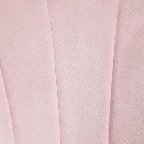 Poltrona con schienale a conchiglia in velluto rosa e piedi oro lunghi, stile vintage elegante per salotto e camera.