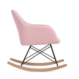 Poltrona a dondolo rosa in tessuto con base in legno naturale e schienale trapuntato stile scandinavo.