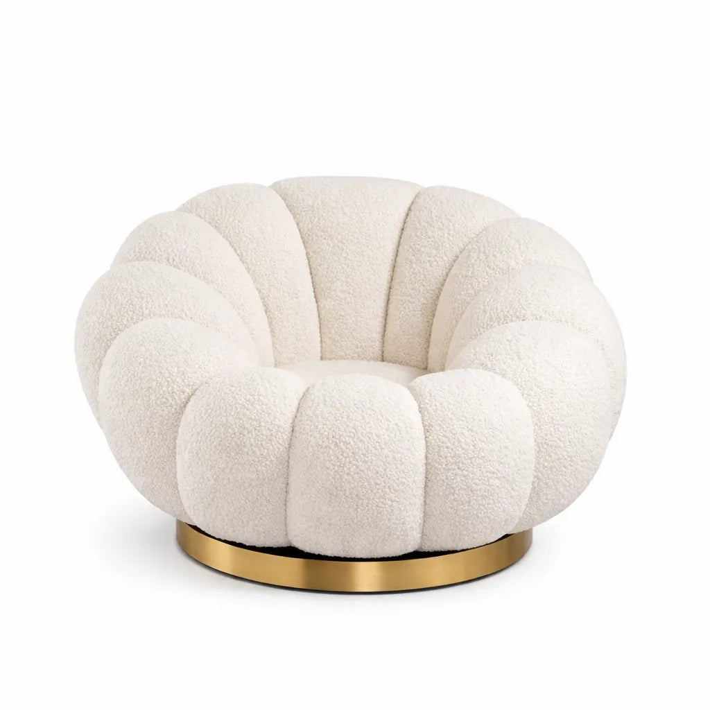 Poltrona Elodia in tessuto bouclé color panna con seduta avvolgente e base circolare in metallo color oro