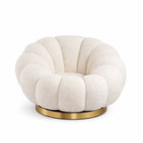 Poltrona Elodia in tessuto bouclé color panna con seduta avvolgente e base circolare in metallo color oro