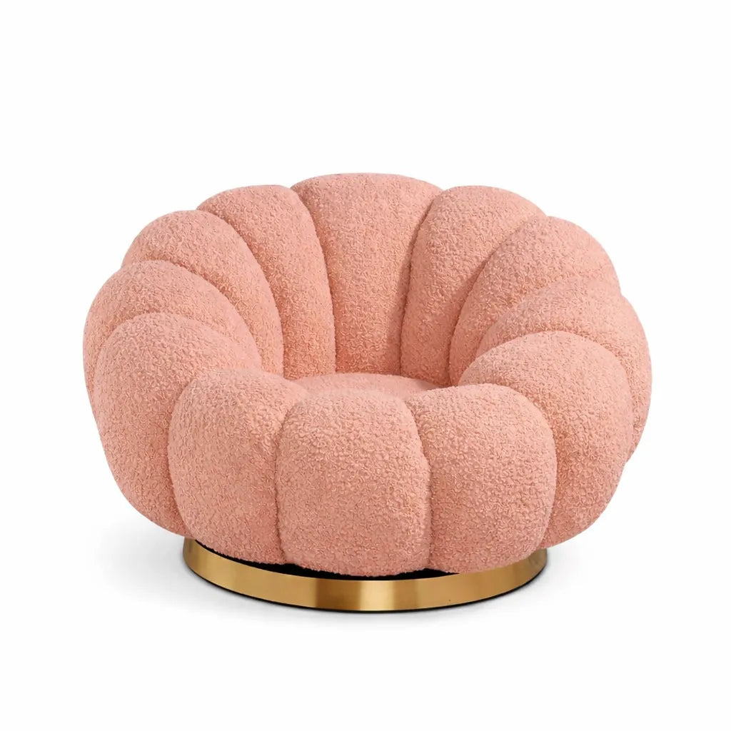 Poltrona Elodia in tessuto bouclé color rosa con seduta avvolgente e base circolare in metallo color oro