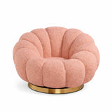 Poltrona Elodia in tessuto bouclé color rosa con seduta avvolgente e base circolare in metallo color oro