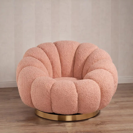 Poltrona Elodia in tessuto bouclé color rosa con seduta avvolgente e base circolare in metallo color oro