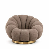 Poltrona Elodia in tessuto bouclé color tortora con seduta avvolgente e base circolare in metallo color oro