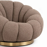 Poltrona Elodia in tessuto bouclé color tortora con seduta avvolgente e base circolare in metallo color oro
