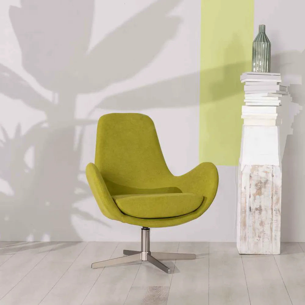 Poltrona girevole in tessuto verde con base cromata in metallo dal design moderno e seduta avvolgente.