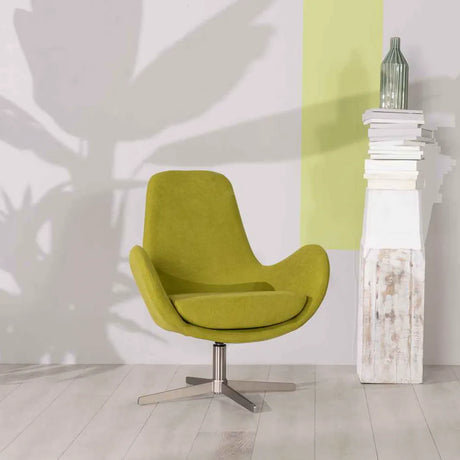 Poltrona girevole in tessuto verde con base cromata in metallo dal design moderno e seduta avvolgente.