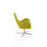 Poltrona girevole in tessuto verde con base cromata in metallo dal design moderno e seduta avvolgente.
