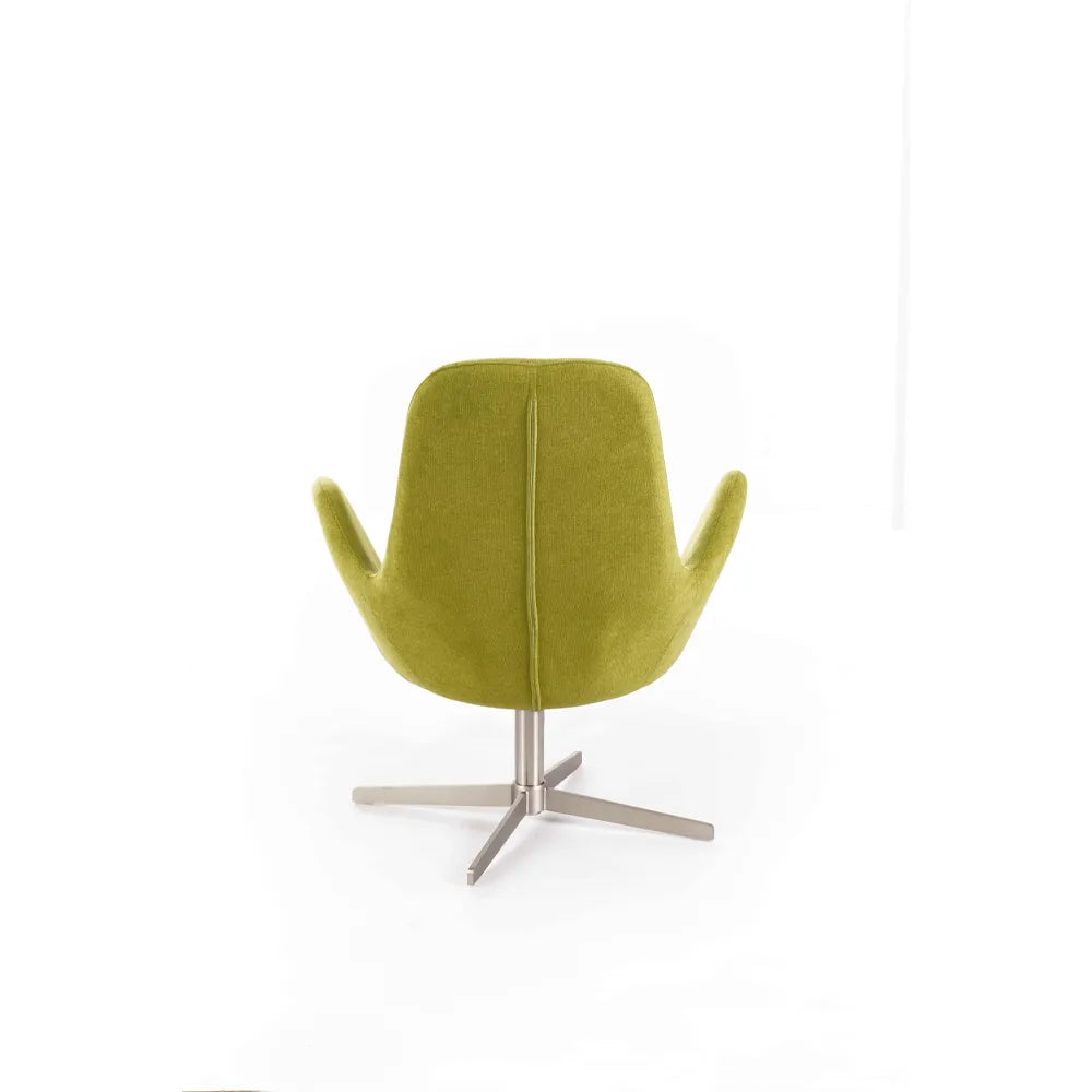 Poltrona girevole in tessuto verde con base cromata in metallo dal design moderno e seduta avvolgente.
