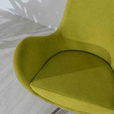Poltrona girevole in tessuto verde con base cromata in metallo dal design moderno e seduta avvolgente.