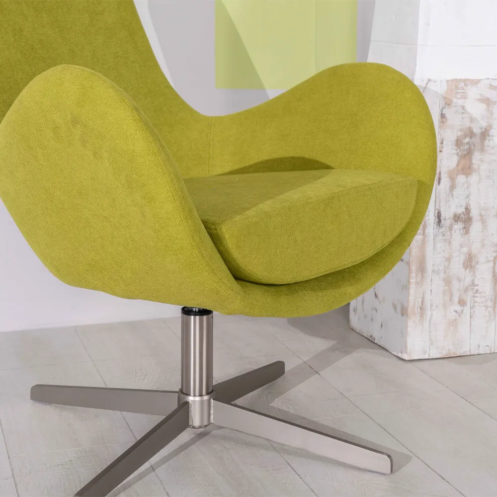 Poltrona girevole in tessuto verde con base cromata in metallo dal design moderno e seduta avvolgente.
