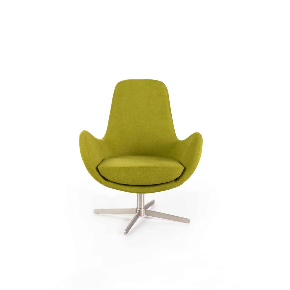 Poltrona girevole in tessuto verde con base cromata in metallo dal design moderno e seduta avvolgente.