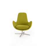 Poltrona girevole in tessuto verde con base cromata in metallo dal design moderno e seduta avvolgente.