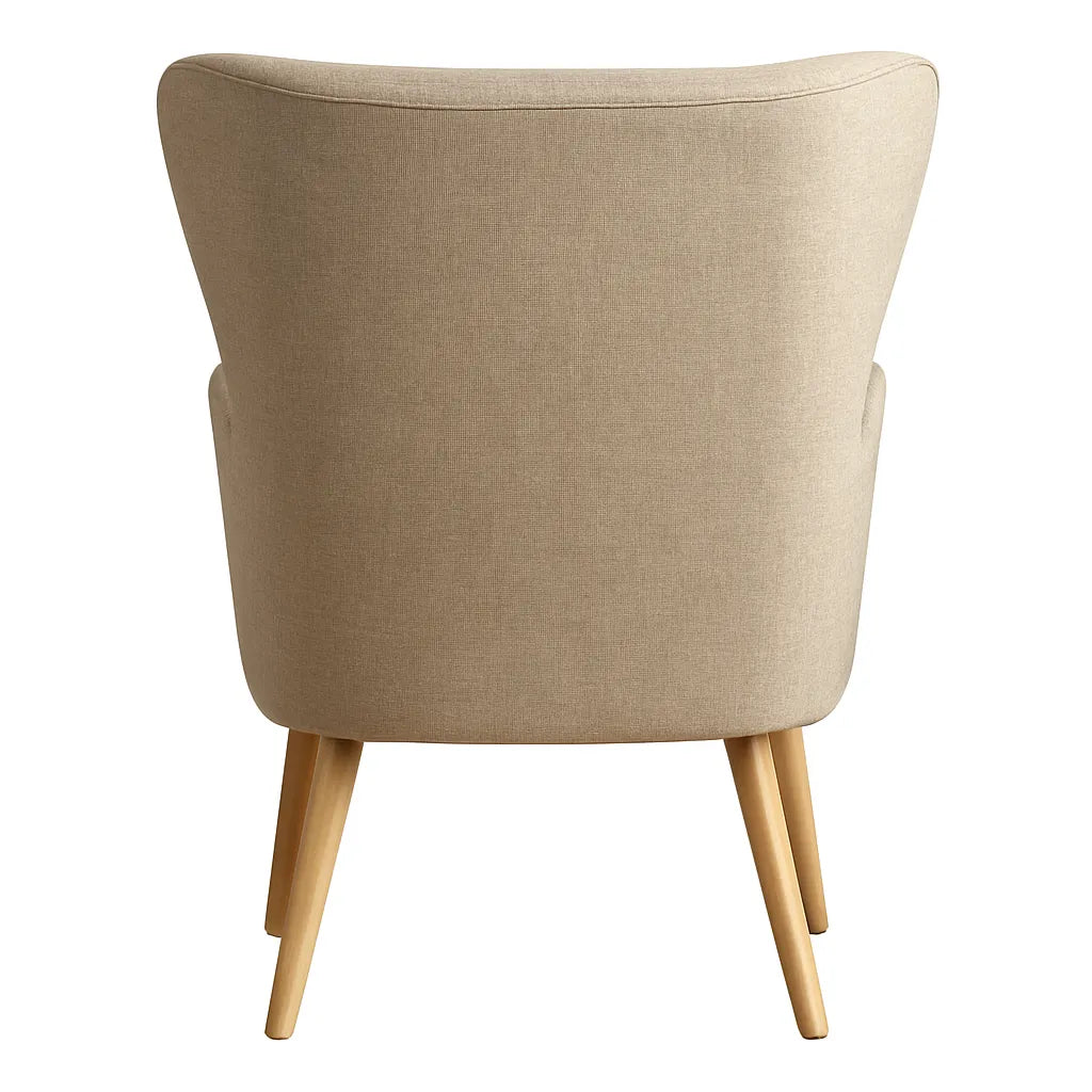 Poltrona Giulietta in tessuto Oxford antimacchia con schienale ergonomico trapuntato e piedini in legno, ideale per soggiorno, studio o camera da letto.
