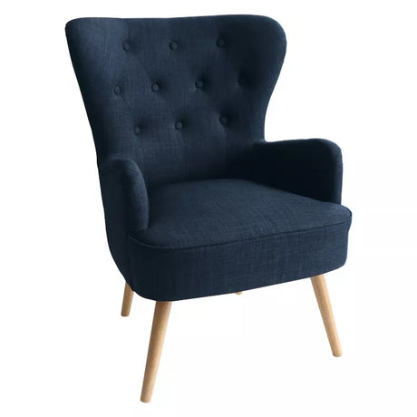 Poltrona Giulietta in tessuto Oxford antimacchia con schienale ergonomico trapuntato e piedini in legno, ideale per soggiorno, studio o camera da letto