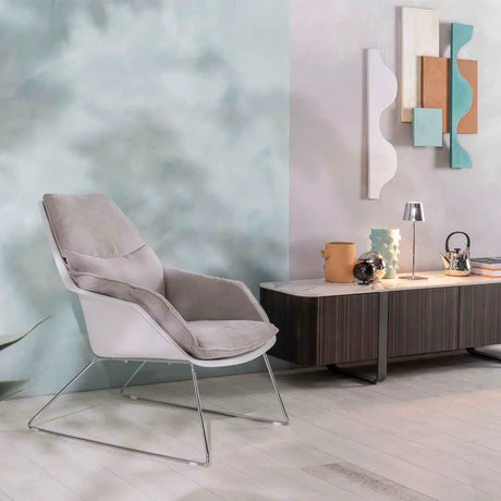 Poltrona Grace in tessuto imbottito sfoderabile con scocca in polipropilene e base in metallo dal design moderno ed elegante.