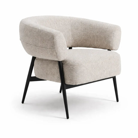 Poltrona Odeon in tessuto sabbia con schienale curvo e gambe in metallo nero design moderno elegante