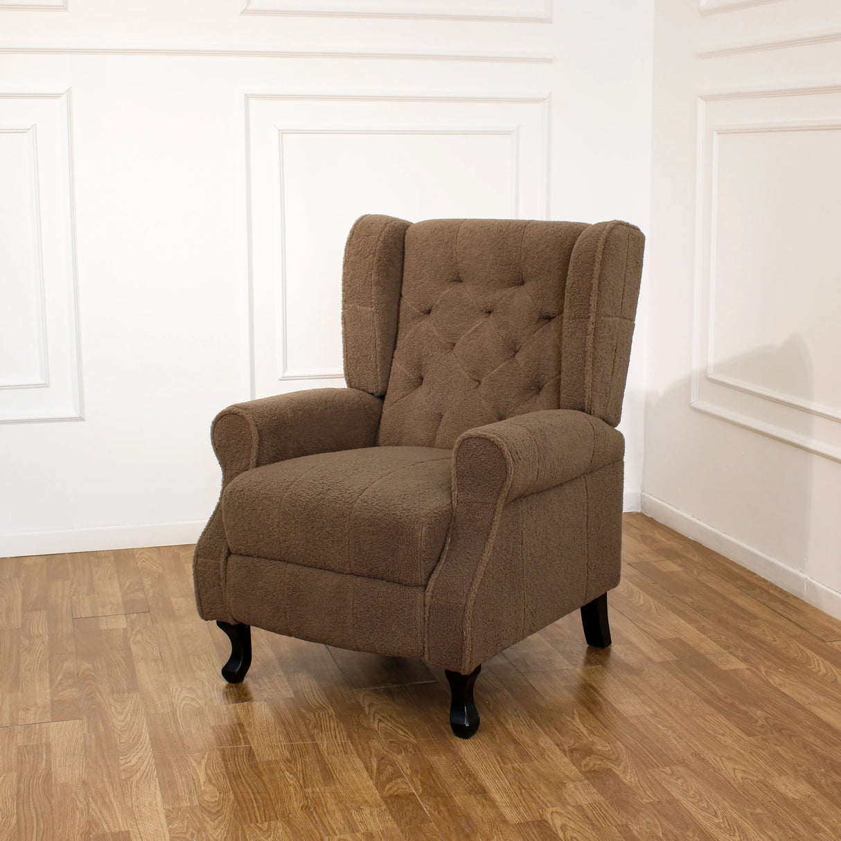 Poltrona relax reclinabile manuale in tessuto bouclé con poggiapiedi integrato e piedi in legno, ideale per salotti eleganti e confortevoli