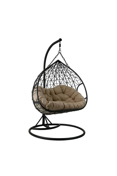 Poltrona sospesa Lita XL a uovo in rattan intrecciato con struttura in acciaio verniciato e cuscini grigi. Dondolo elegante per giardino e interni.
