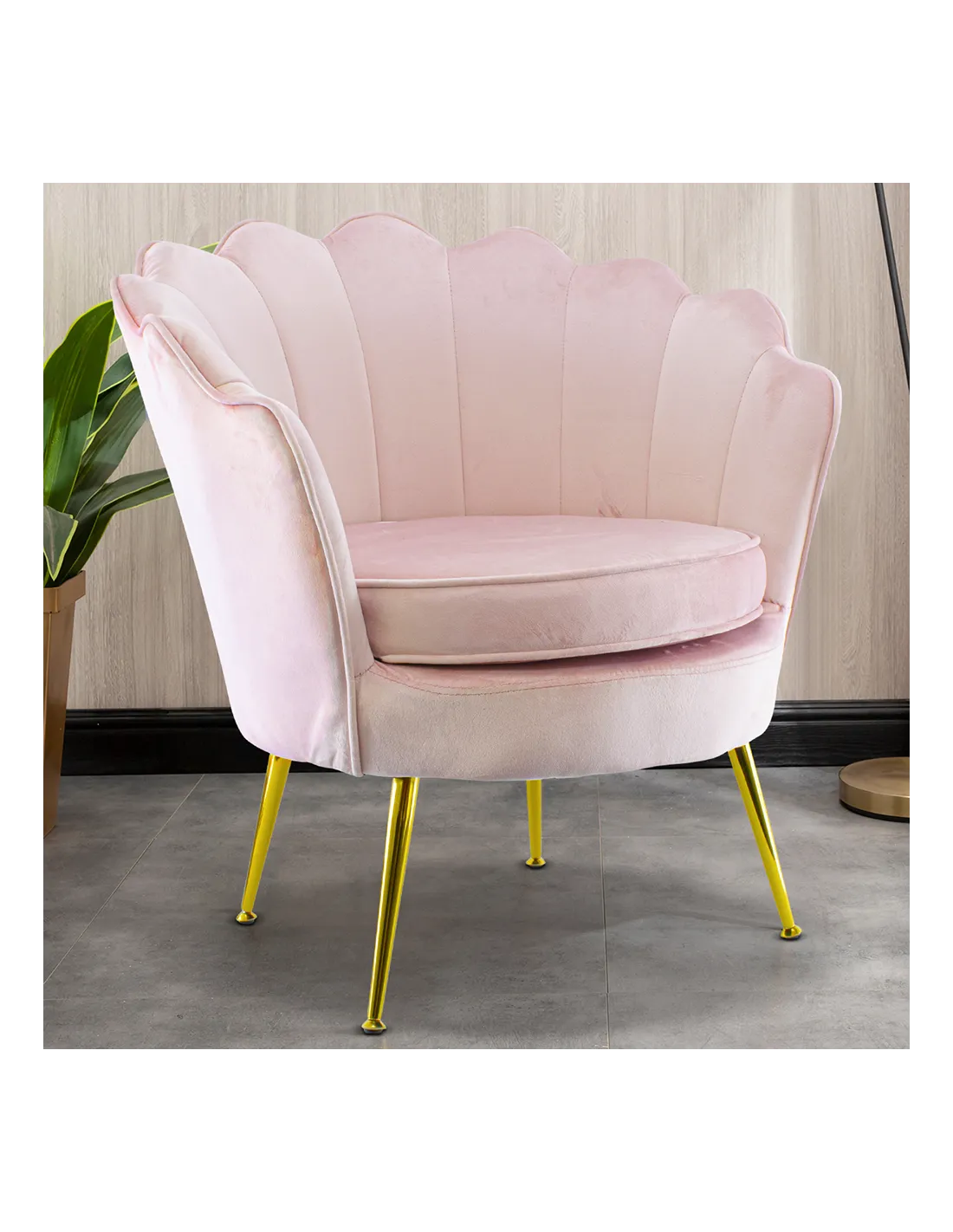 Poltrona in velluto con schienale a conchiglia e gambe dorate, ideale per soggiorno, camera da letto o ambienti eleganti.