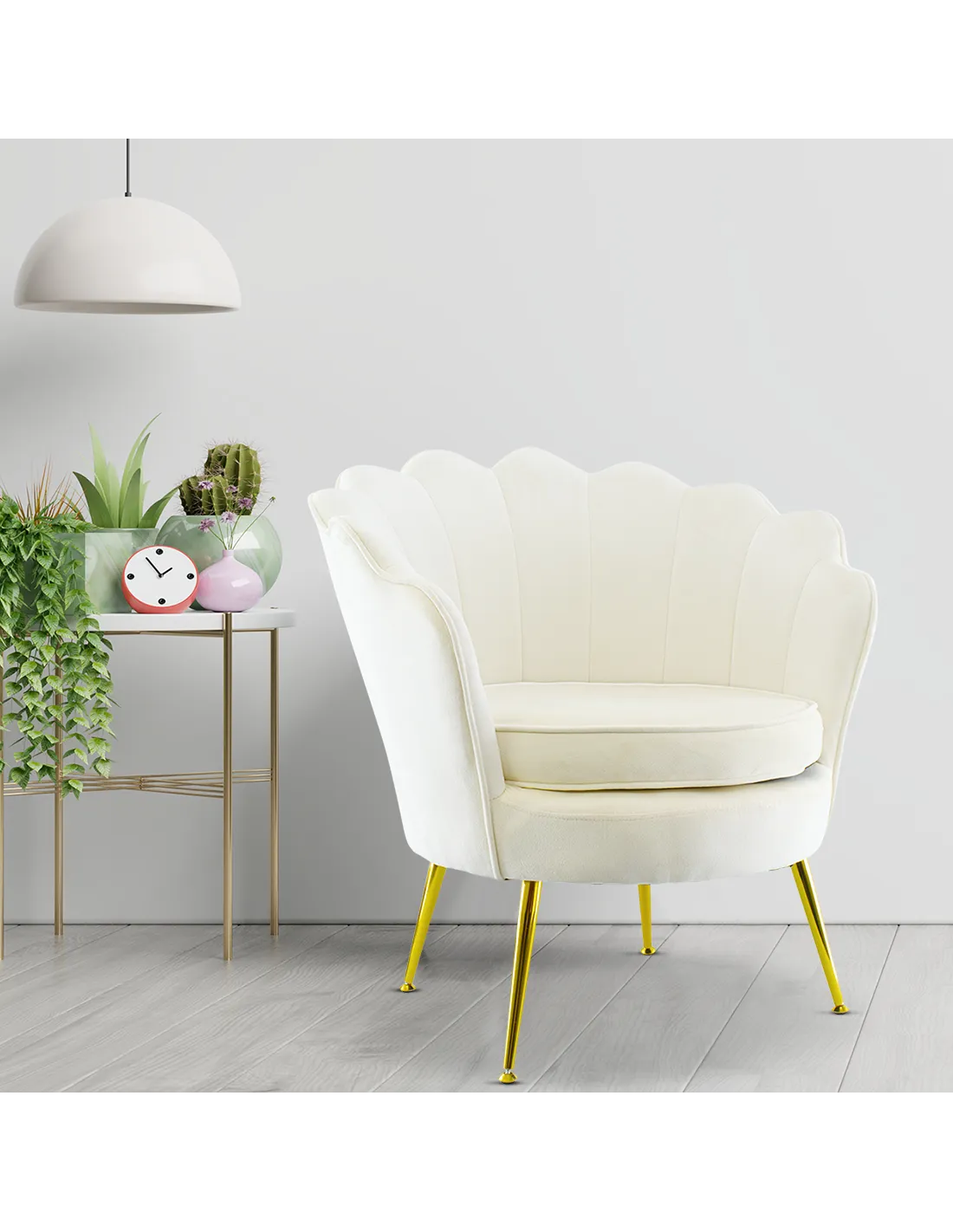 Poltrona in velluto con schienale a conchiglia e gambe dorate, ideale per soggiorno, camera da letto o ambienti eleganti.

