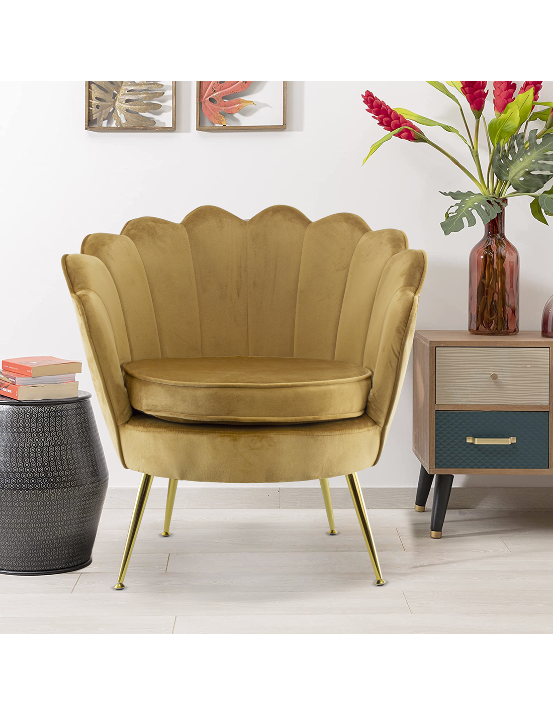Poltrona in velluto con schienale a conchiglia e gambe dorate, ideale per soggiorno, camera da letto o ambienti eleganti.

