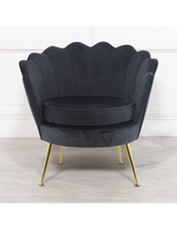 Poltrona in velluto con schienale a conchiglia e gambe dorate, ideale per soggiorno, camera da letto o ambienti eleganti.
